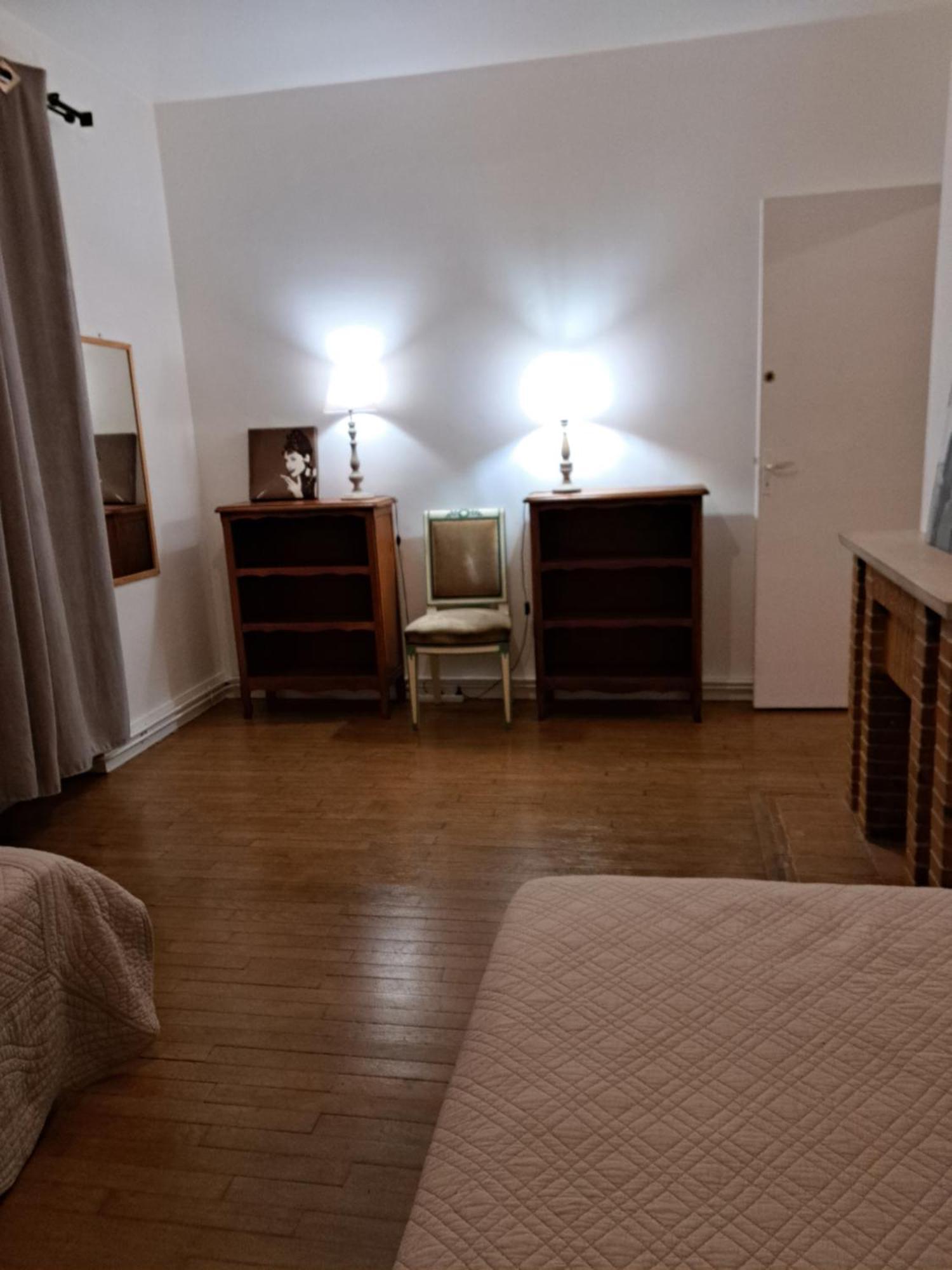 Charmant Appartement Au Pied Du Chateau Gien Exterior photo