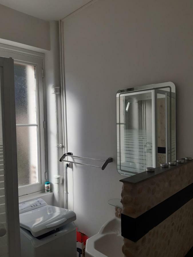 Charmant Appartement Au Pied Du Chateau Gien Exterior photo